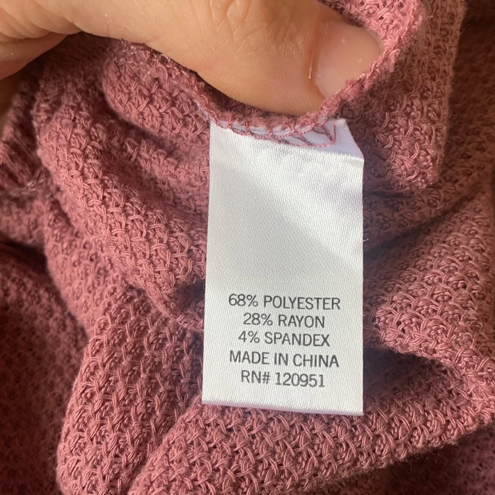 Mauve pink v-neck tank top with buttons and tie - knitted or ribbed texture - Picture 5 of 5